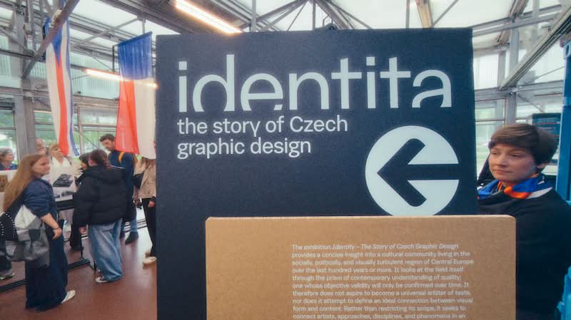 Identita. History of Czech graphic design é uma exposição perfeita para quem é fã do design em geral e ela apresenta uma rara oportunidade de observar um lado diferente de como o papel do design pode criar uma identidade visual para uma nação. Se você tiver a oportunidade de visitar essa exposição aqui em Berlim, já sabe o que achei de tudo.