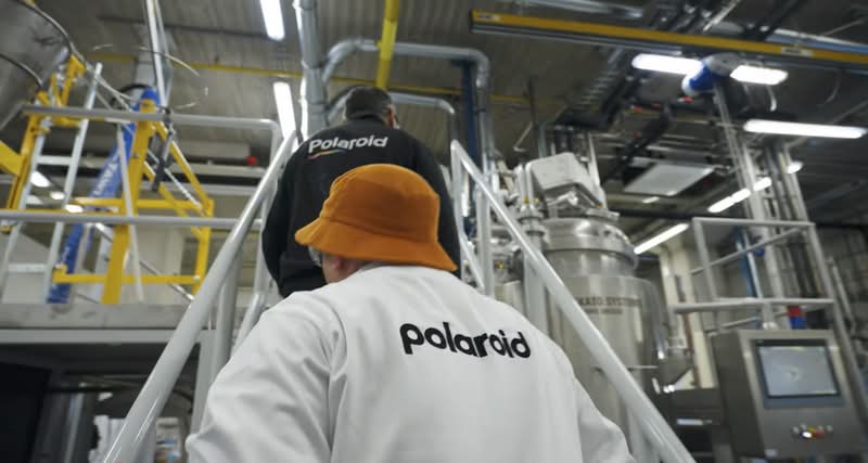 É na fronteira da Alemanha e da Holanda que você vai encontrar a tranquila cidade de Enschede. Ao caminhar pelas ruas, é possível ouvir um ritmo que não se relaciona com as fábricas contemporâneas. Esse ruído vem da última fábrica da Polaroid no mundo, uma instalação solitária que mantém viva a magia física e química da fotografia instantanea.