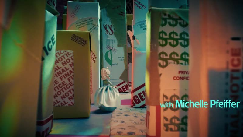 Em um cenário visual cada vez mais saturado por computação gráfica e imagens geradas por AI, a sequência de abertura da série Margo’s Got Money Troubles chega como uma surpresa mais do que positiva. Criada pelo Peter Anderson Studio do Reino Unido, a sequência de abertura poderia ser descrita como uma pista de obstáculos da vida e representa bem a jornada da protagonista durante a série. 