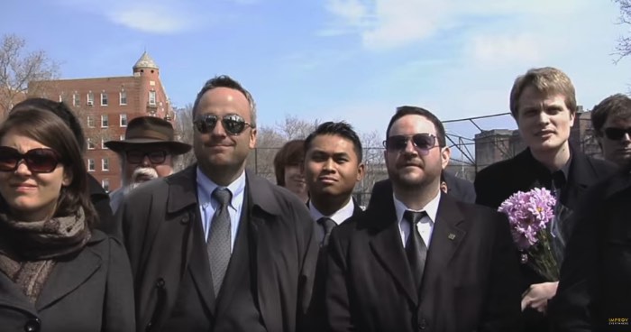 Em uma das suas últimas missões, o pessoal do Improv Everywhere se juntou para aparecer, aleatoriamente, no enterro de uma pessoa e ver o que isso poderia causar. A ideia era de chegar num enterro onde a família do falecido seria pequena e onde a presença deles seria realmente percebida. Assim, criaram o melhor enterro de todos os tempos.