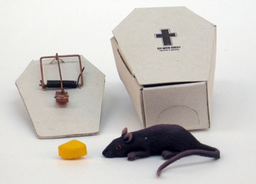 A ratoeira de Sarah Dery não muda muito a estrutura do produto como conhecemos mas tenta transformar o ato de matar o rato algo mais respeitoso. Afinal, nosso relacionamento com os ratos é uma grande mistura de sentimentos. 
