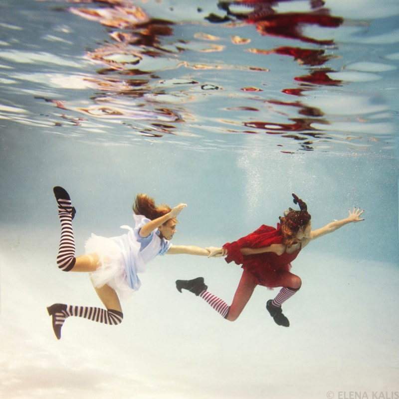 Elena Kalis mostra um espectro de cores fora do comum com essa série de fotografias submarinas.
