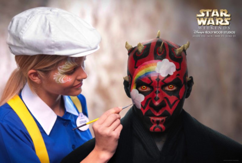 Lembro de ver anúncios como esses para o anual Star Wars Weekend na Disney mas nada supera ver Darth Maul tendo um arco íris pintado no rosto. Nenhuma imagem vai ser interessante do que esse anúncio. Pronto. Parei.