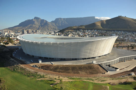 O Estádio de Greenpoint na Cidade do Cabo, África do Sul, usa muito bem a geografia da cidade para criar uma paisagem contrastante a beira do Oceano Atlântico. O estádio é ponto importante dentro do Green Point Park e é um dos estádios mais bonitos que já vi.