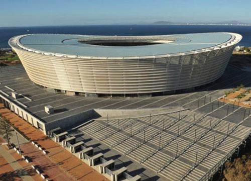 O Estádio de Greenpoint na Cidade do Cabo, África do Sul, usa muito bem a geografia da cidade para criar uma paisagem contrastante a beira do Oceano Atlântico. O estádio é ponto importante dentro do Green Point Park e é um dos estádios mais bonitos que já vi.