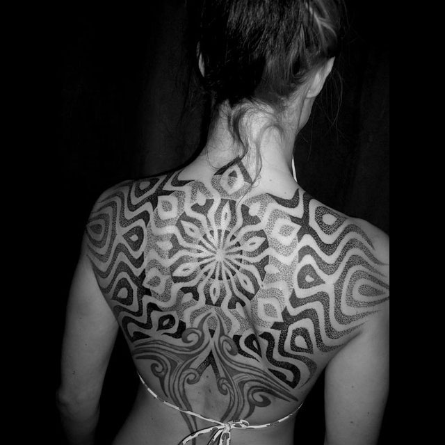 O trabalho de tatuagem de Tomas Tomas é uma mistura de desenhos geométricos feitos a perfeição através da técnica dotwork. Pessoalmente, acho lindo de ver mas não me vejo com tatuagens nesse estilo.