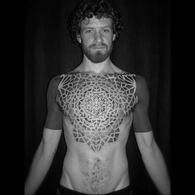 O trabalho de tatuagem de Tomas Tomas é uma mistura de desenhos geométricos feitos a perfeição através da técnica dotwork. Pessoalmente, acho lindo de ver mas não me vejo com tatuagens nesse estilo.