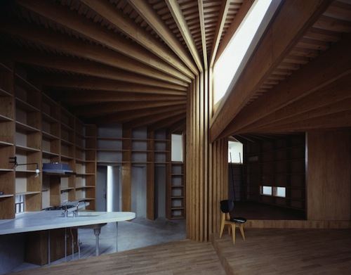 Tree House é mais um trabalho do Mount Fuji Architects Studio. Nesse projeto, foi criado um pilar central que divide a estrutura da casa em 4 partes dentro de um espiral. Quando vi as fotos dessa casa, fiquei pasmo com as formas geométricas que existem por ali e na originalidade de tudo.