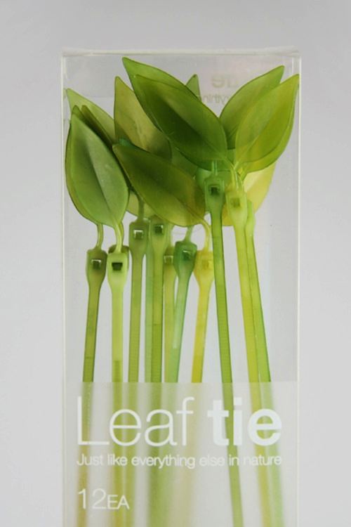 Leaf Tie é uma presilha de plástico criada pelo Lufdesign. De uma beleza e simplicidade singular, eu ficaria feliz de trocar todas as que eu tenho em casa por umas dessas.