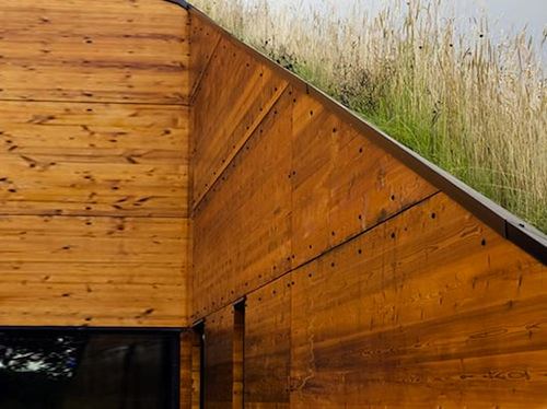 Mark Merer criou a Landhouse, uma casa com teto verde criada com painéis SIPs que ajudam bastante na economia de energia. Tudo isso com um visual bem diferente.