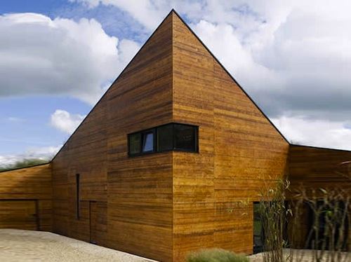 Mark Merer criou a Landhouse, uma casa com teto verde criada com painéis SIPs que ajudam bastante na economia de energia. Tudo isso com um visual bem diferente.