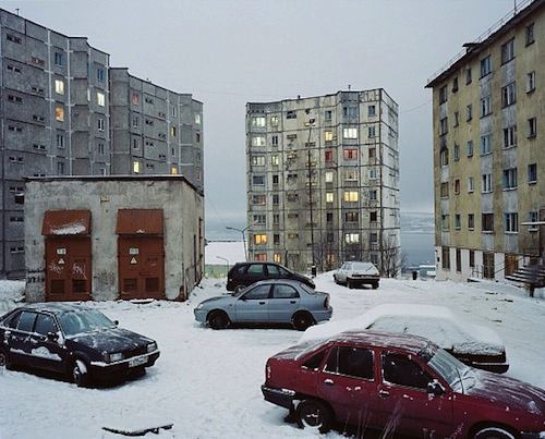 Less Than One é o nome desse projeto fotográfico de Alexander Gronsky. O nome foi escolhido devido ao diminuto número pequeno de pessoas por metro quadrado nas regiões remotas da Rússia.