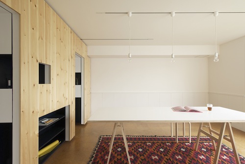 Switch / Yuko Shibata Office é trabalho arquitetônico feito em Tóquio com a finalidade de se construir um ambiente que misturasse perfeitamente um home office e a residência daqueles que ali moram. O projeto final é repleto de prateleiras que se movem e outros móveis que se arrastam. Eu achei inpirador.