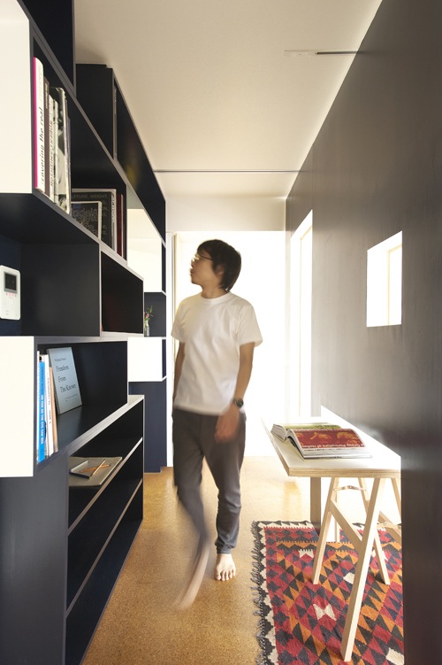 Switch / Yuko Shibata Office é trabalho arquitetônico feito em Tóquio com a finalidade de se construir um ambiente que misturasse perfeitamente um home office e a residência daqueles que ali moram. O projeto final é repleto de prateleiras que se movem e outros móveis que se arrastam. Eu achei inpirador.