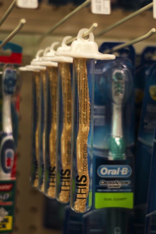 Miswak é um galho usado para a higiene bucal no Oriente Médio e em partes do Paquistão e Índia. Você morde a parte superior do galho e expõe a parte macia da madeira, de forma bem similar a uma escova de dentes. Mas, você escovaria os dentes com isso?