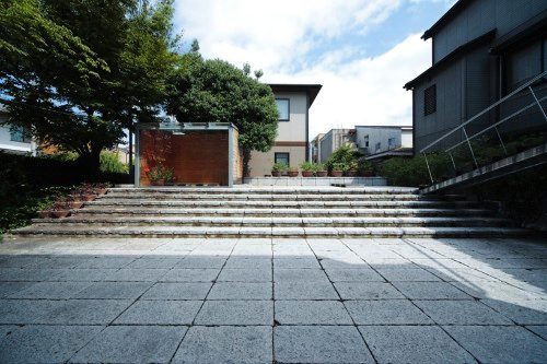 Olivia Shih e Yoshihito Kashiwagi do Facet Studio projetaram o Tea Room, uma estrutura livre localizada e Osaka, Japão.