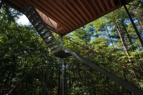 O estúdio japonês Go Hasegawa criou a residência de fim de semana que foi nomeada Pilotis in a Forest. Há apenas três horas de Tóquio, a ideia da casa é a co existência com a natureza ao seu redor. E isso ela conseguiu muito bem.
