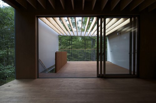 O estúdio japonês Go Hasegawa criou a residência de fim de semana que foi nomeada Pilotis in a Forest. Há apenas três horas de Tóquio, a ideia da casa é a co existência com a natureza ao seu redor. E isso ela conseguiu muito bem.