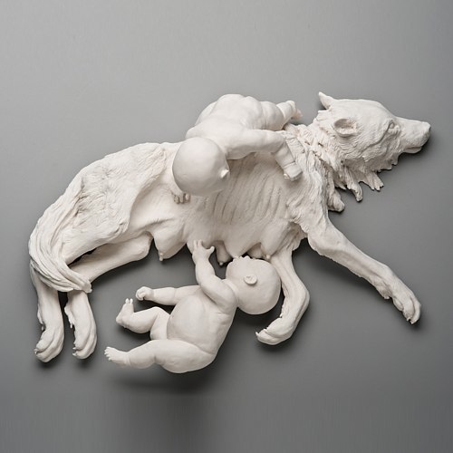 Kate MacDowell usa de porcelana para criar obras de arte inspiradas pela natureza. Seus trabalhos são esculpidos com realismo e com uma meticulosidade sem limites. Ela transforma cada objeto manualmente, pena por pena, folha por folha. E, dessa forma, ela acaba se envolvendo intimamente com cada uma de suas esculturas.