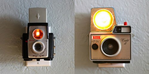 Jason Hull resolveu essa pergunta criando luzes noturnas com a estrutura dessas câmeras antigas que ele compra usadas, e sem funcionar, em lojas e feiras de antiguidades. Eu achei fenomenal, queria ter pensado nisso antes já que meus avôs tinham várias dessas câmeras pela casa deles quando eu era criança.