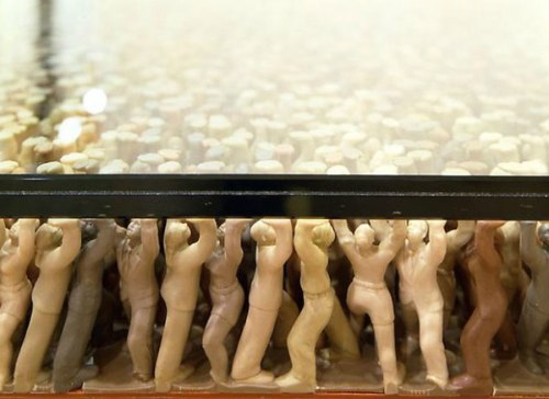 Do Ho Suh é o coreano responsável por essa instalação onde milhares de bonecos de plástico. Quero adaptar isso e fazer uma mesa assim para mim.