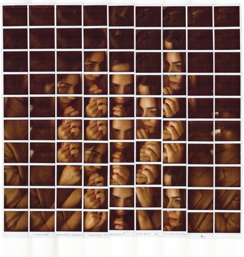 Maurizio Galimberti é um fotógrafo italiano cujo trabalho consiste de mosaicos abstratos feitos usando muitas fotos Polaroid. Ele cria esses mosaicos abstratos tirando dezenas de fotos e as organizando em um grid. É nessa etapa que você começa a visualizar o que o fotógrafo está tentando fazer. É aqui que você entende as múltiplas dimensões de perspectiva que existem em suas obras.