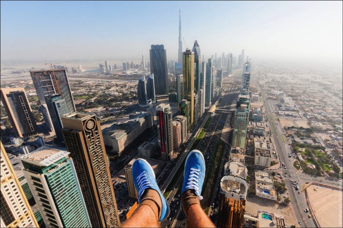 Existe um grupo de russos que tem o estranho hobby de subir nos prédios mais altos do mundo e fotografar tudo lá de cima. Suas fotos mostram cartões postais de uma forma inusitada e não são feitas para quem tem medo de altura. No post aqui você vai poder ver o que ele fizeram fotografando Dubai do Alto.