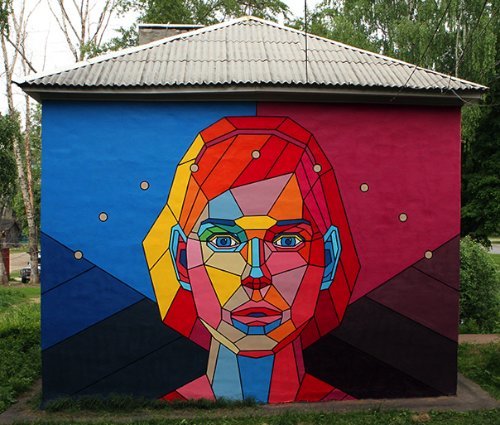 Dmitri Aske é um artista russo com uma versatilidade estética fora do comum. Baseado em Moscou, ele mistura um olhar especial para o estilo com muito trabalho duro e compromisso, além de uma forma mais do que séria de trabalhar com diferentes clientes. E ele anda trabalhando assim desde 2000, quando começou sua carreira e migrou do graffiti e da arte de rua para algo mais voltado para o designer gráfico e a ilustração. Aliás, hoje em dia, o que mais me chama a atenção nos eu trabalho é a forma com a qual ele mistura de todos esses elementos e acaba criando algo unicamente seu.