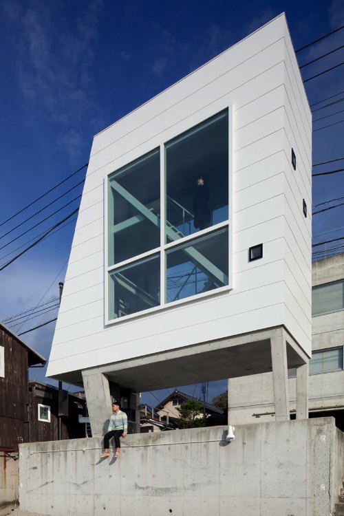 A Casa de Janelas - Window House em inglês - é uma pequena construção que existe num pequeno espaço de terra entre o mar e uma rua lá no Japão. O projeto de Yasutaka Yoshimura Architects, criou um refúgio de fim de semanas cercado de janelas com uma vista para o Monte Fuji e a Baia de Sagami.