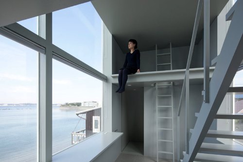 A Casa de Janelas - Window House em inglês - é uma pequena construção que existe num pequeno espaço de terra entre o mar e uma rua lá no Japão. O projeto de Yasutaka Yoshimura Architects, criou um refúgio de fim de semanas cercado de janelas com uma vista para o Monte Fuji e a Baia de Sagami.