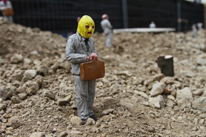 Sou fã do trabalho do Isaac Cordal tem alguns anos e gosto muito de ver seus novos projetos. A última obra que vi dele foi criada com mais de duas mil miniaturas no meio de destroços e ruínas, servindo como metáfora para o colapso do capitalismo e o que aconteceria depois. Follow the Leaders é o nome dessa obra que pode ser vista em Nantes, na França.