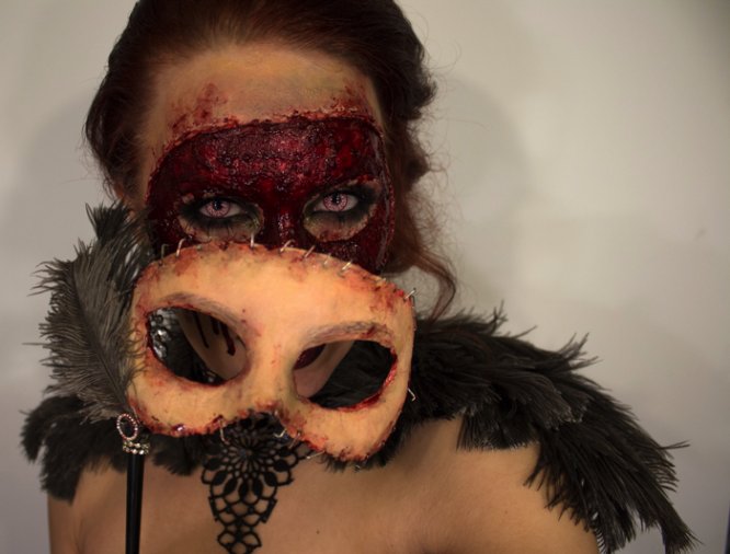 Sandra Holmbom é uma maquiadora sueca com um trabalho bem interessante. Cheguei no portfolio dela enquanto procurava procurava máscaras de carnaval e, foi assim que, encontrei a maquiagem de Halloween que ela criou em 2013. A ideia era usar da sua própria pele como máscara e o resultado ficou assustador!