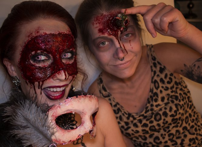 Sandra Holmbom é uma maquiadora sueca com um trabalho bem interessante. Cheguei no portfolio dela enquanto procurava procurava máscaras de carnaval e, foi assim que, encontrei a maquiagem de Halloween que ela criou em 2013. A ideia era usar da sua própria pele como máscara e o resultado ficou assustador!