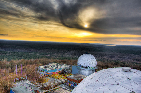 Teufelsberg, Montanha do Diabo na tradução do alemão, é uma montanha artificial construída com os destroços de Berlim. Durante a Guerra Fria, um posto de escuta do Exército Americano acabou sendo construído por lá mas, hoje em dia, só temos os restos do que essa base americana foi.
