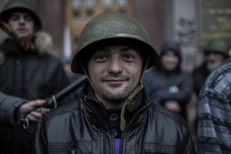Barbaros Kayan é um fotojornalista turco que estava em Kiev, na Ucrânia, durante toda revolução que aconteceu no pais. Nesse post, resolvi fazer uma compilação dos retratos que ele tirou durante seus dias na Praça da Independência, cercado por polícias e manifestantes.