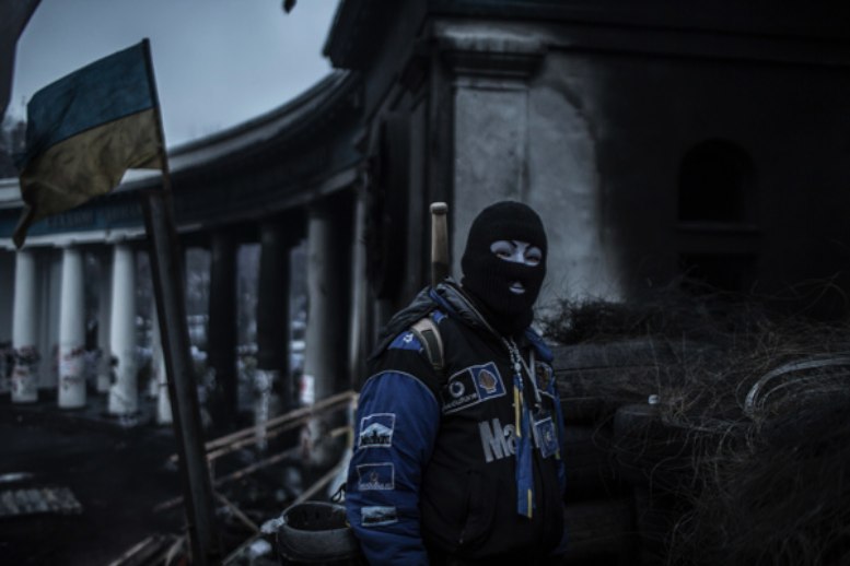 Barbaros Kayan é um fotojornalista turco que estava em Kiev, na Ucrânia, durante toda revolução que aconteceu no pais. Nesse post, resolvi fazer uma compilação dos retratos que ele tirou durante seus dias na Praça da Independência, cercado por polícias e manifestantes.