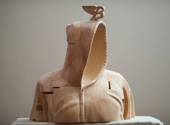 Paul Kaptein cria esculturas de madeira explorando o passado dessa arte e misturando com a realidade dos dias de hoje. Suas esculturas acabam sendo quase atemporais por resultado direto das suas influências.