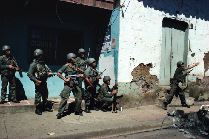 Susan Meiselas passou 6 semanas na Nicarágua entre 1978 e 1979, durante a revolução popular que tirou do poder o Regime Somoza. Suas fotografias tentavam registrar o que o povo estava sentindo e não um amplo retrato dos eventos. Como ela não é uma fotógrafa de guerra e não havia ido para a Nicarágua com essa ideia, suas fotos acabaram mostrando muito mais do que a revolução e por isso suas fotos são tão estimadas.