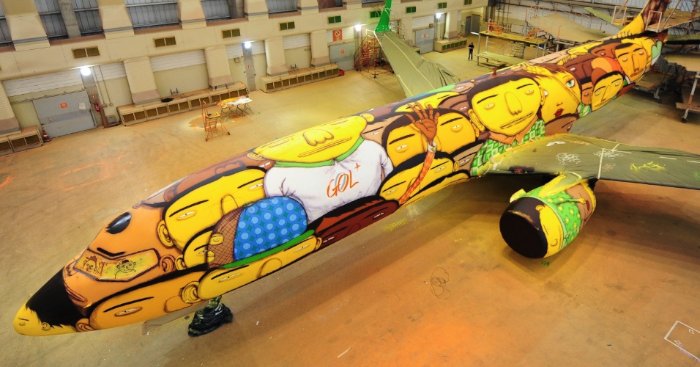 Os aeroportos do Brasil não ficaram prontos para a Copa do Mundo de 2014 mas ele vão ficar, no mínimo, mais interessantes quando o avião que carrega a seleção brasileira chegar por lá. E a culpa disso tudo é da dupla de grafiteiros conhecida como os Gêmeos.