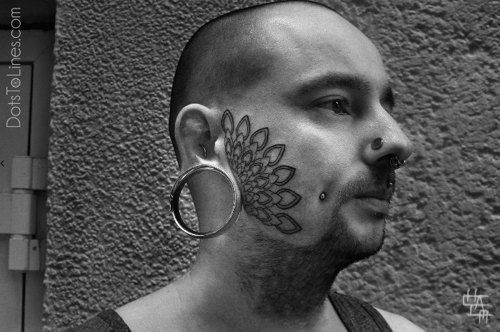 Chaim Machlev é o nome do artista e tatuador que é conhecido como DotsToLines. Ele mantém um pequeno estúdio de tatuagem aqui em Berlin e, caso você queira ter um trabalho dele no seu corpo, é melhor entrar na fila agora já que o tempo de espera pode chegar a 2 anos.