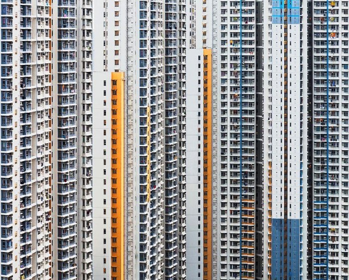 Hong Kong é uma cidade diferente no mundo. Lá, o espaço para construção de residências é escasso de verdade e por isso mesmo, a solução é a verticalização. E é isso que Manuel Irritier mostra em Urban Barcode. São tantas casas sobrepostas que elas se tornam uma massa anônima ao primeiro olhar. Algo que, depois de uma breve análise, muda rapidamente.