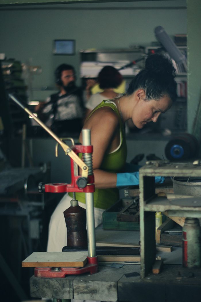 Prelo é o nome do filme que conta a história de uma das únicas oficinas tipográficas de Belo Horizonte. É ali que trabalha Ademir Matias, a voz que guia esse documentário tipográfico.