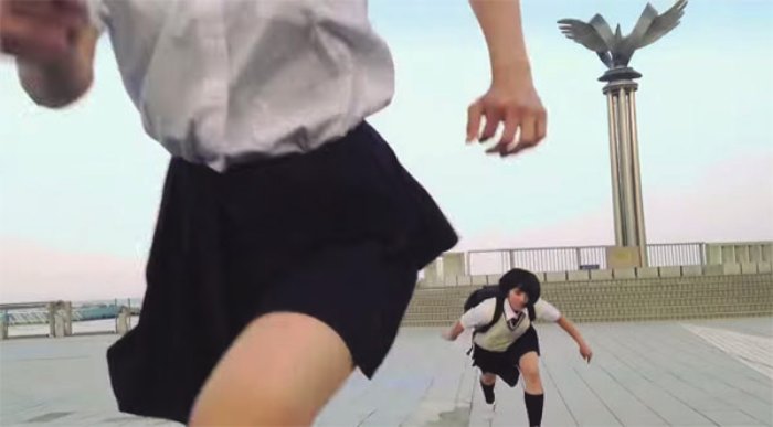 Japanese School Girl Chase - O video que resolvi chamar de Japanese School Girl Chase deveria se tornar referência na forma de criar vídeos de parkour. Apesar de ser um video de publicidade para vender um refrigerante da Suntory, o video é muito mais do que isso.