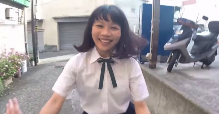 Japanese School Girl Chase - O video que resolvi chamar de Japanese School Girl Chase deveria se tornar referência na forma de criar vídeos de parkour. Apesar de ser um video de publicidade para vender um refrigerante da Suntory, o video é muito mais do que isso.