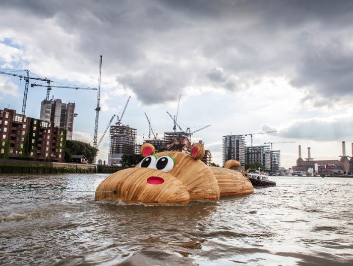 Florentijn Hofman, o homem responsável por aquele pato de borracha gigante, volta as notícias com seu hipopótamo gigante que está atravessando Londres no meio do Tâmisa.