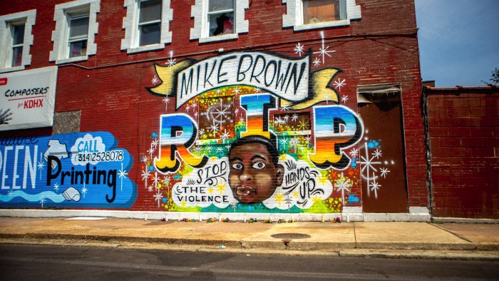 Um mural em homenagem a Michael Brown, o jovem negro que foi morto por um policial branco em Ferguson, foi pintado Saint Louis.