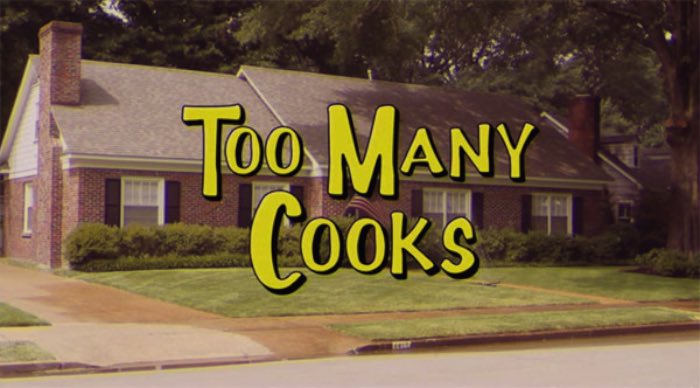 Você não precisa achar que o video é apenas mais uma abertura de série americana tentando ser engraçadinha. Too Many Cooks é bizarro e eu preciso enfatizar o bizarro aqui.