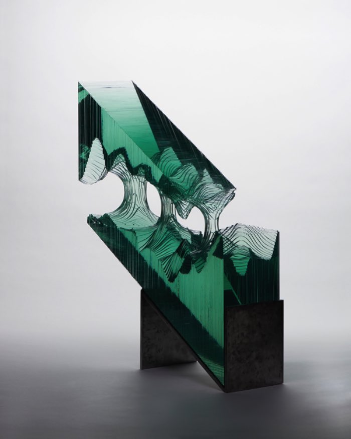 Ben Young é um escultor neo-zelandês que mora na Austrália e que trabalha quase que exclusivamente com vidro. Suas esculturas são todas cortadas e desenhadas a mão, em um processo trabalhoso que Bem Young acabou criando sozinho.