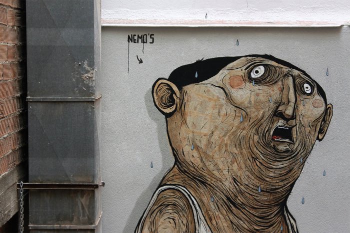 Nemos é um artista de rua, na falta de um título e descrição melhor. Seu trabalho pode ser meio estranho algumas vezes, já que suas enormes obras de arte incluem corpos que de decompõe entre outras coisas.