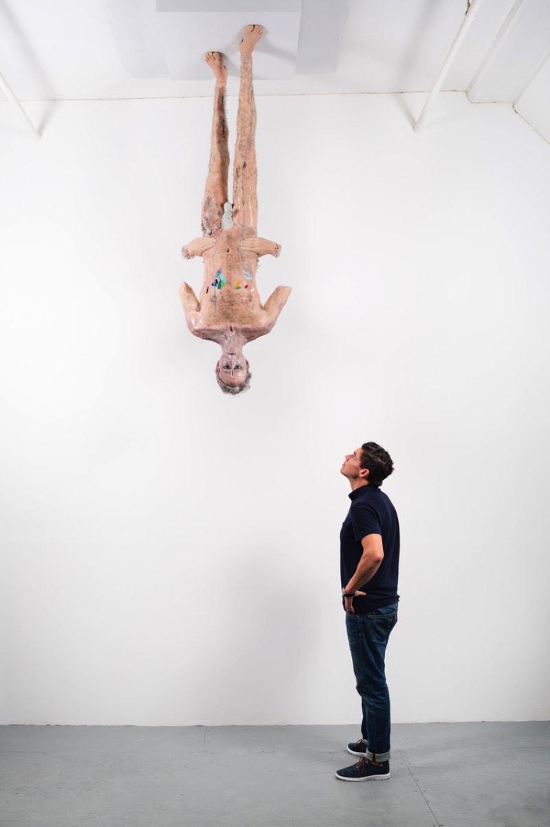 David Altmejd nasceu em Montreal em 1974 e parece ser fascinado por objetos que crescem, se transformam e mudam de forma. É assim que ele trabalha com suas esculturas e, dessa forma, ele remove todas as fronteiras entre o que seria o exterior, o interior, a superfície e a estrutura das suas esculturas.